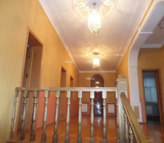 Həzi Aslanov qəsəbəsinin mərkəzində 8 sotun içərisində 2 mərtəbəli ev, -5