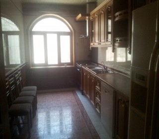 Atatürk prospektində Bank of Baku-nun yanında 2 mərtəbəli ev villa satilir, -11