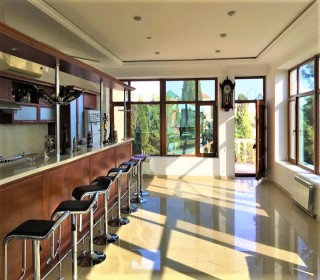 Bilgəh qəsəbəsində «Sea breeze» istirahət mərkəzinin yaxınlığında dənizə 300 m məsafədə villa, -12