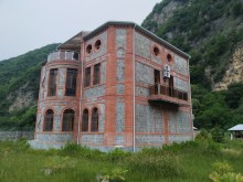 İlisuda möhtəşəm dağ qaya meşə çay mənzərəli hovuzlu villa satılır, -3