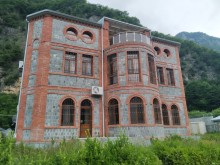 İlisuda möhtəşəm dağ qaya meşə çay mənzərəli hovuzlu villa satılır, -5