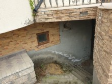 Merdekanda arzu yaxinliginda 14 sot torpaq sahesinde 3 mertebeli şəxsi ev satilir., -16
