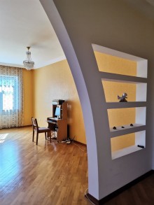 Azadliq metrosu terefde heyder park terefde heyet evi satilir, -9