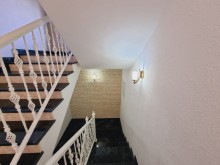 Buzovna Mərdəkan yolunda Dükan restoranı yaxınlığında 2 mərtəbəli villa satılır, -12