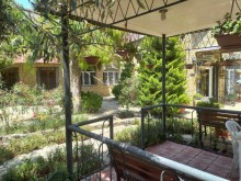 Merdekanda şam ağacları ilə dolu 2 mertebeli bag evi, -5
