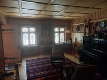 Merdekanda şam ağacları ilə dolu 2 mertebeli bag evi, -20