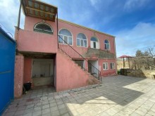Novxanı qəsəbəsində, kəndinin mərkəzi küçələrinin birində ev, -2