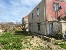 Novxanı qəsəbəsində, kəndinin mərkəzi küçələrinin birində ev, -4