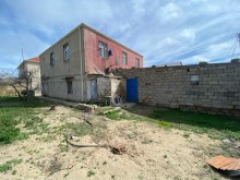 Novxanı qəsəbəsində, kəndinin mərkəzi küçələrinin birində ev, -5