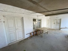 Novxanı qəsəbəsində, kəndinin mərkəzi küçələrinin birində ev, -6