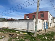 Novxanı qəsəbəsində, kəndinin mərkəzi küçələrinin birində ev, -7