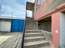 Novxanı qəsəbəsində, kəndinin mərkəzi küçələrinin birində ev, -8