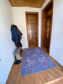 Novxanı qəsəbəsində, kəndinin mərkəzi küçələrinin birində ev, -10