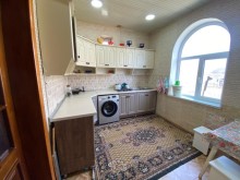 Novxanı qəsəbəsində, kəndinin mərkəzi küçələrinin birində ev, -11