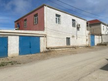 Novxanı qəsəbəsində, kəndinin mərkəzi küçələrinin birində ev, -13