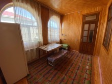 Novxanı qəsəbəsində, kəndinin mərkəzi küçələrinin birində ev, -16