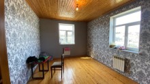 Novxanı qəsəbəsində, kəndinin mərkəzi küçələrinin birində ev, -20