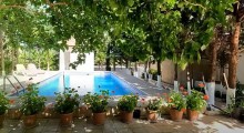 goredil-baglarinda-bar-veren-meyv-agaclari-olan-ev-al-7-otaq