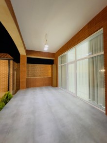 Buzovnada Mərdəkan yolunda evlərin sıx yerləşdiyi ərazidə Qoşa Qala restoranı ətrafında həyət evi, -18