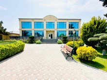 Mərdəkan Qızıl Qum bağlarında Stadionlu ev satılır. 3 mərtəbəli, -3