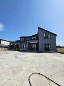 Bakıda Şüvəlan qəsəbəsində dəniz mənzərəli yeni ev satılır. Ev 5 otaq, 180 m2, -6