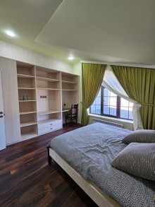 Bakıda Şüvəlan qəsəbəsində dəniz mənzərəli yeni ev satılır. Ev 5 otaq, 180 m2, -11
