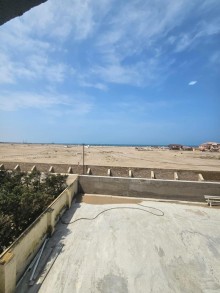 Bakıda Şüvəlan qəsəbəsində dəniz mənzərəli yeni ev satılır. Ev 5 otaq, 180 m2, -13