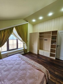 Bakıda Şüvəlan qəsəbəsində dəniz mənzərəli yeni ev satılır. Ev 5 otaq, 180 m2, -14