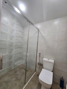 Bakıda Şüvəlan qəsəbəsində dəniz mənzərəli yeni ev satılır. Ev 5 otaq, 180 m2, -15