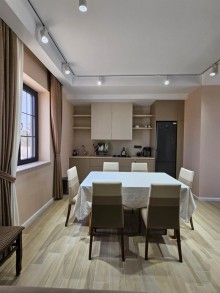 Bakıda Şüvəlan qəsəbəsində dəniz mənzərəli yeni ev satılır. Ev 5 otaq, 180 m2, -17