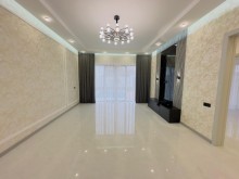 продается новый дом с просторным двором и светлыми комнатами в Баку, -9