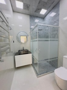 продается новый дом с просторным двором и светлыми комнатами в Баку, -17