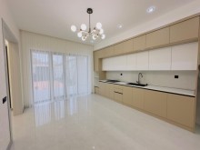 продается новый дом с просторным двором и светлыми комнатами в Баку, -18
