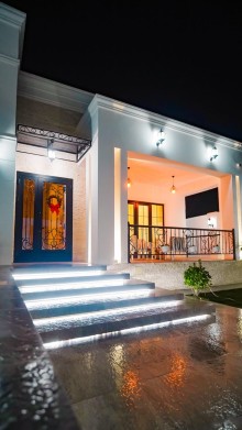 Mərdəkanda 1 mərtəbəli, 4 otaqlı modern ev satılır. Bağ evi 5 sot topraqda inşa edilib, -2