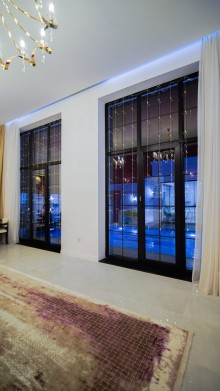 Mərdəkanda 1 mərtəbəli, 4 otaqlı modern ev satılır. Bağ evi 5 sot topraqda inşa edilib, -4