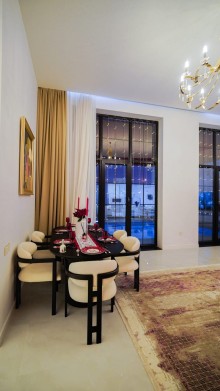 Mərdəkanda 1 mərtəbəli, 4 otaqlı modern ev satılır. Bağ evi 5 sot topraqda inşa edilib, -7
