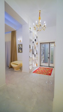 Mərdəkanda 1 mərtəbəli, 4 otaqlı modern ev satılır. Bağ evi 5 sot topraqda inşa edilib, -10