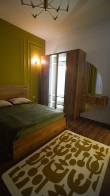 Mərdəkanda 1 mərtəbəli, 4 otaqlı modern ev satılır. Bağ evi 5 sot topraqda inşa edilib, -12