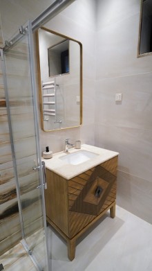 Mərdəkanda 1 mərtəbəli, 4 otaqlı modern ev satılır. Bağ evi 5 sot topraqda inşa edilib, -16
