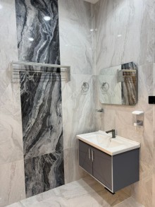 Novxanı bağlarında dənizə yaxın modern ev satılır. Akvaparkdan Diana restoranı istiqamətində, -10