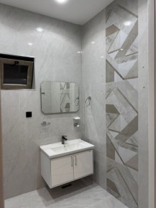 Novxanı bağlarında dənizə yaxın modern ev satılır. Akvaparkdan Diana restoranı istiqamətində, -13