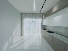 Mərdəkanda  Bravo market və TT market ətrafında yola yaxın modern villa satılır, -18