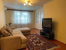 Qubanın mərkəzində, H.Əliyev prospektində iki mərtəbəli ev satılır., -5