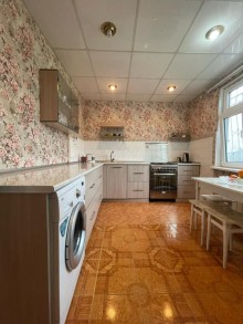 Qubanın mərkəzində, H.Əliyev prospektində iki mərtəbəli ev satılır., -6