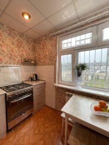 Qubanın mərkəzində, H.Əliyev prospektində iki mərtəbəli ev satılır., -8