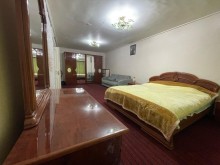 Qubanın mərkəzində, H.Əliyev prospektində iki mərtəbəli ev satılır., -10