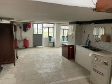 Qubanın mərkəzində, H.Əliyev prospektində iki mərtəbəli ev satılır., -15