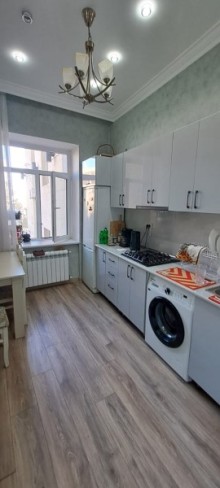 İnşatçılar prospekti,Statistika komitəsinin yanı Köhnə Tikili, -11